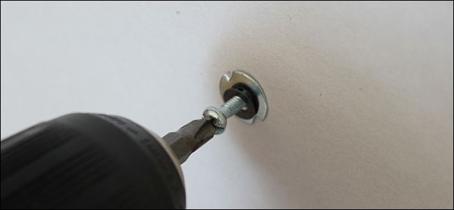 Фото: вкручивание винта в молли, анкер расправляет внутренние лепестки