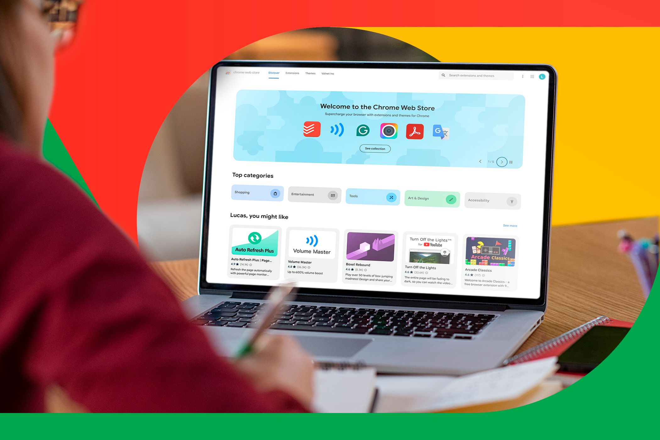 Человек занимается за ноутбуком, на экране открыт Chrome Web Store