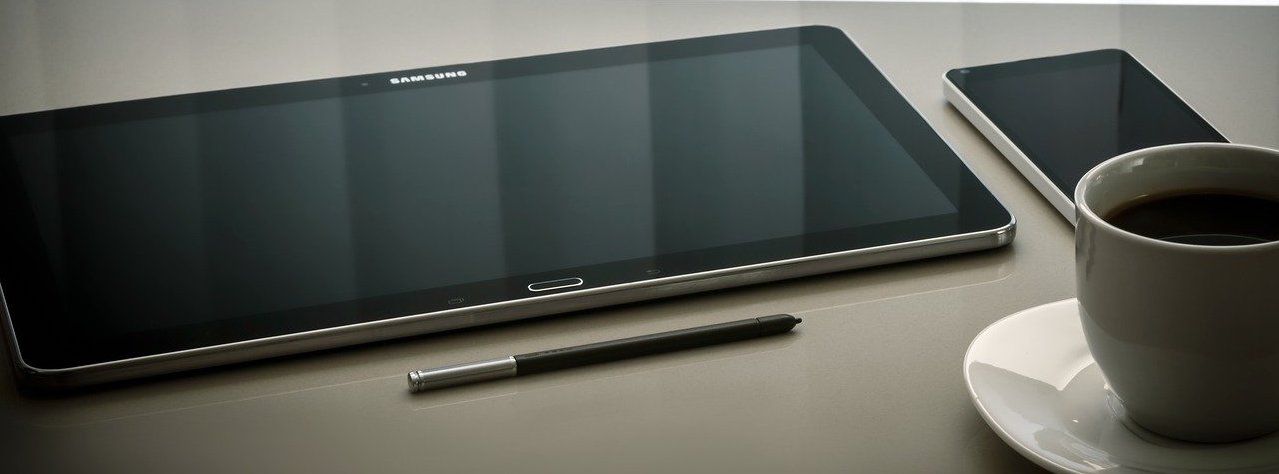 Планшет и телефон Samsung на столе