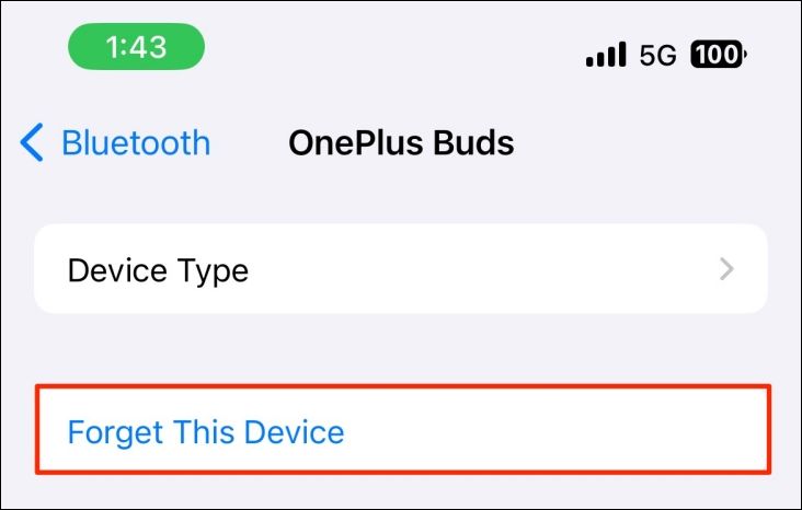 Опция Забыть это устройство в настройках Bluetooth iPhone.