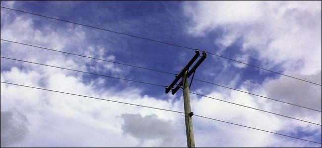 Домашняя телефонная розетка рядом с маршрутизатором и OBi-адаптером