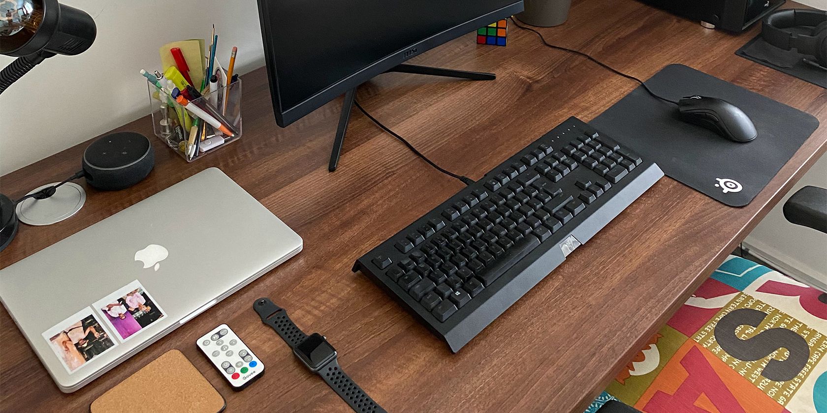 MacBook и настольный ПК на рабочем столе