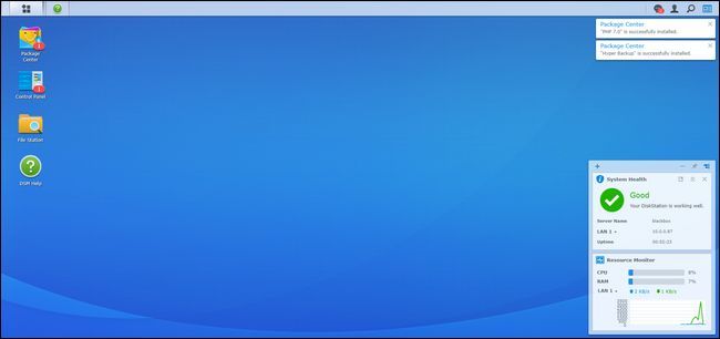 Рабочий стол DiskStation Manager с ярлыками приложений и монитором ресурсов