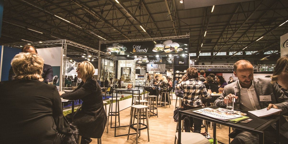 Группа людей на сетевом мероприятии, обменивающихся контактами