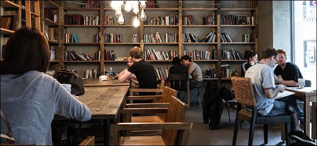 Место встречи: кафе или парковка с людьми