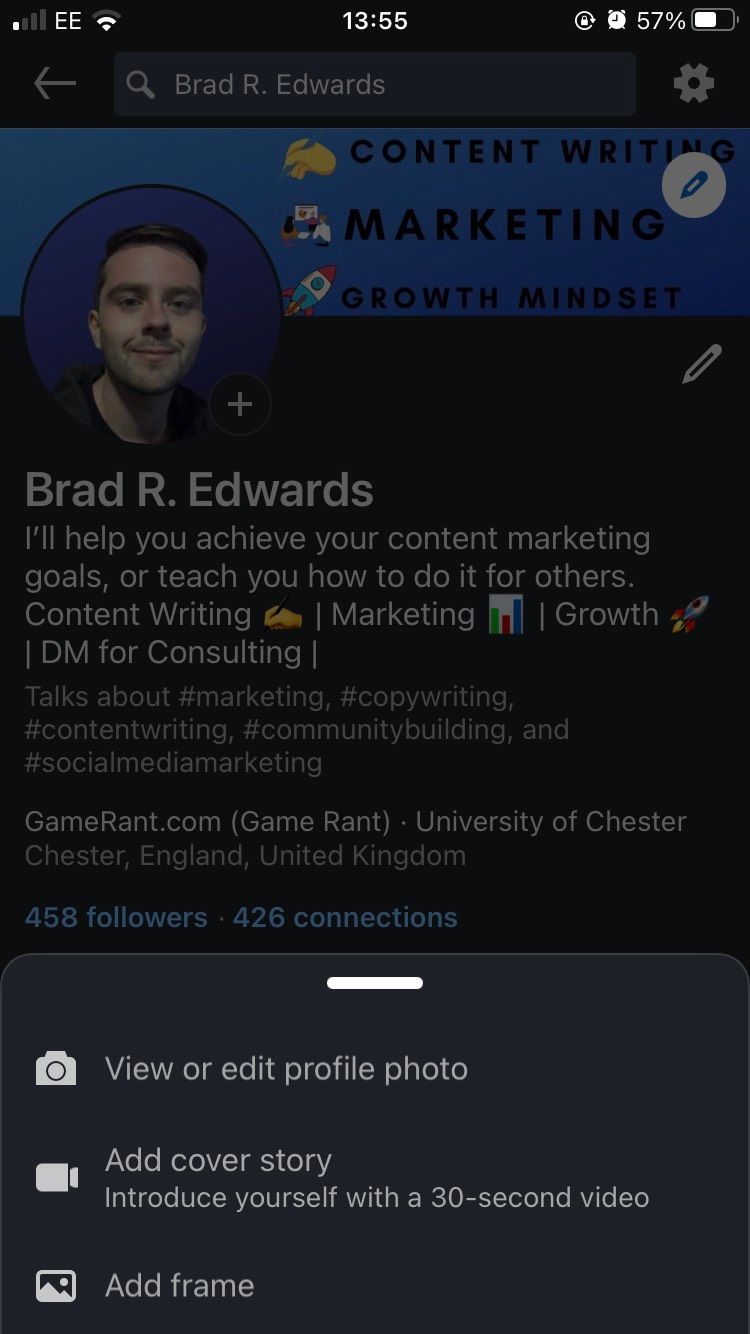 Страница профиля в iOS‑приложении LinkedIn.