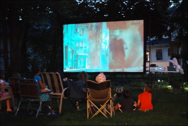 Соседи улыбаются при приглашении на уличный показ