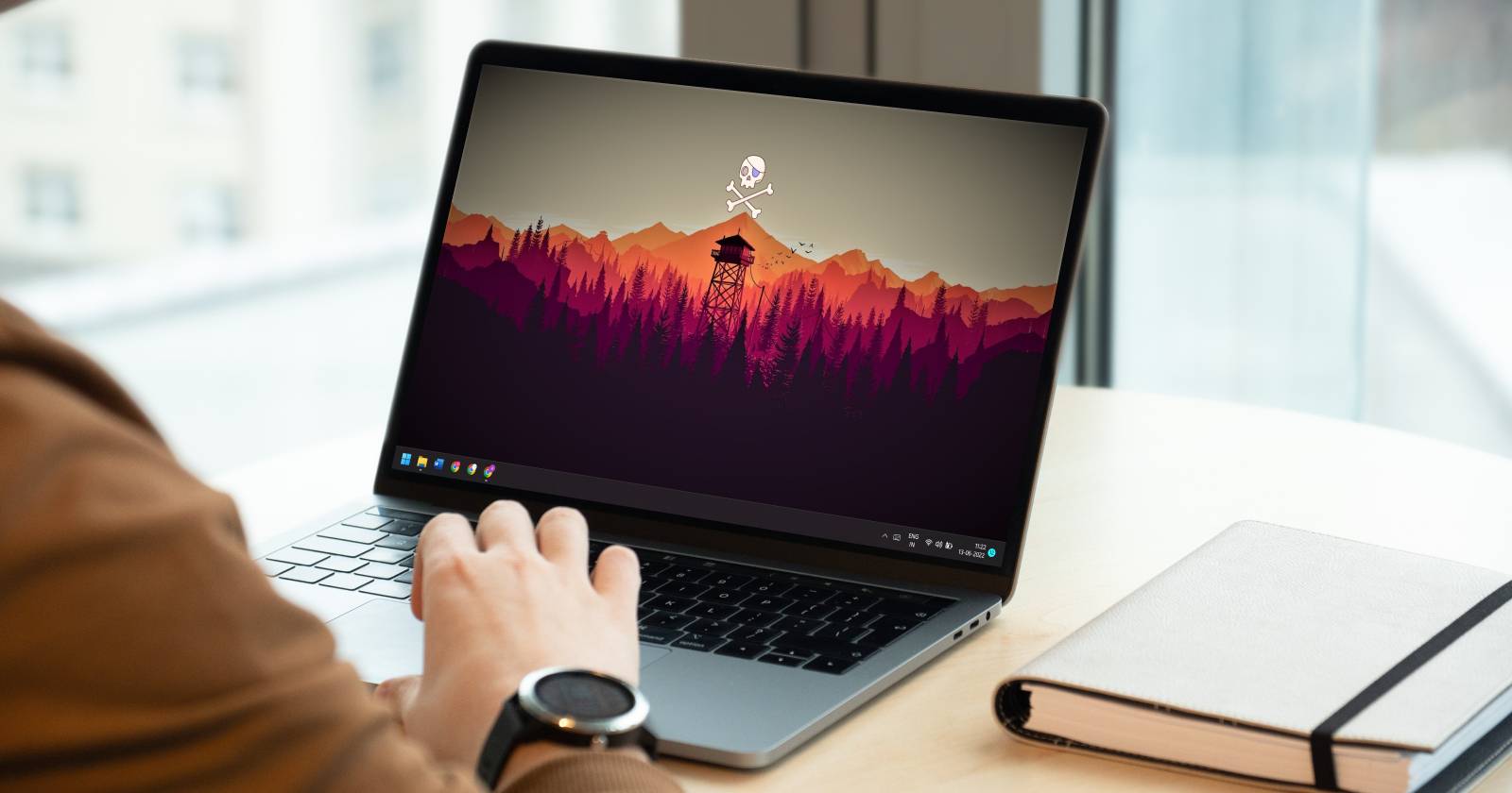 Пользователь, смотрящий на рабочий стол Windows 11 со декоративными стикерами