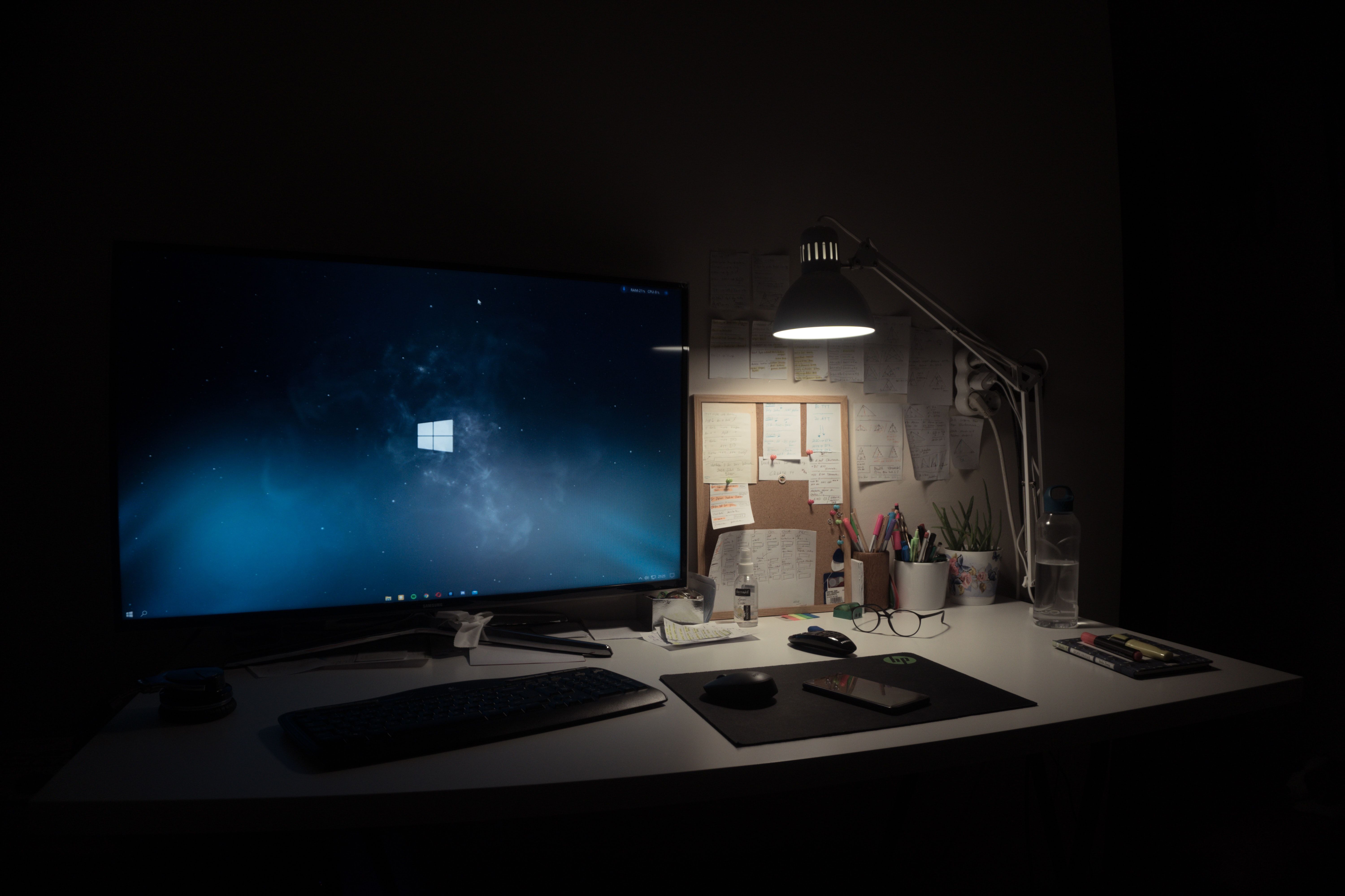 Экран Windows в тёмной теме вечером