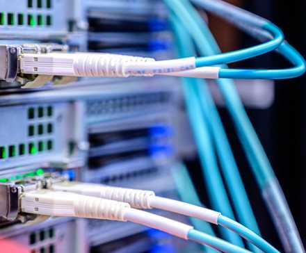 Два LAN‑кабеля, подключённые к коммутатору роутера.