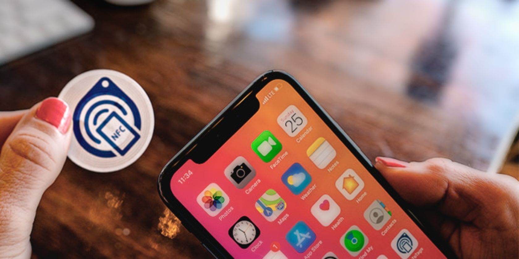 NFC‑метка в руке сканируется iPhone