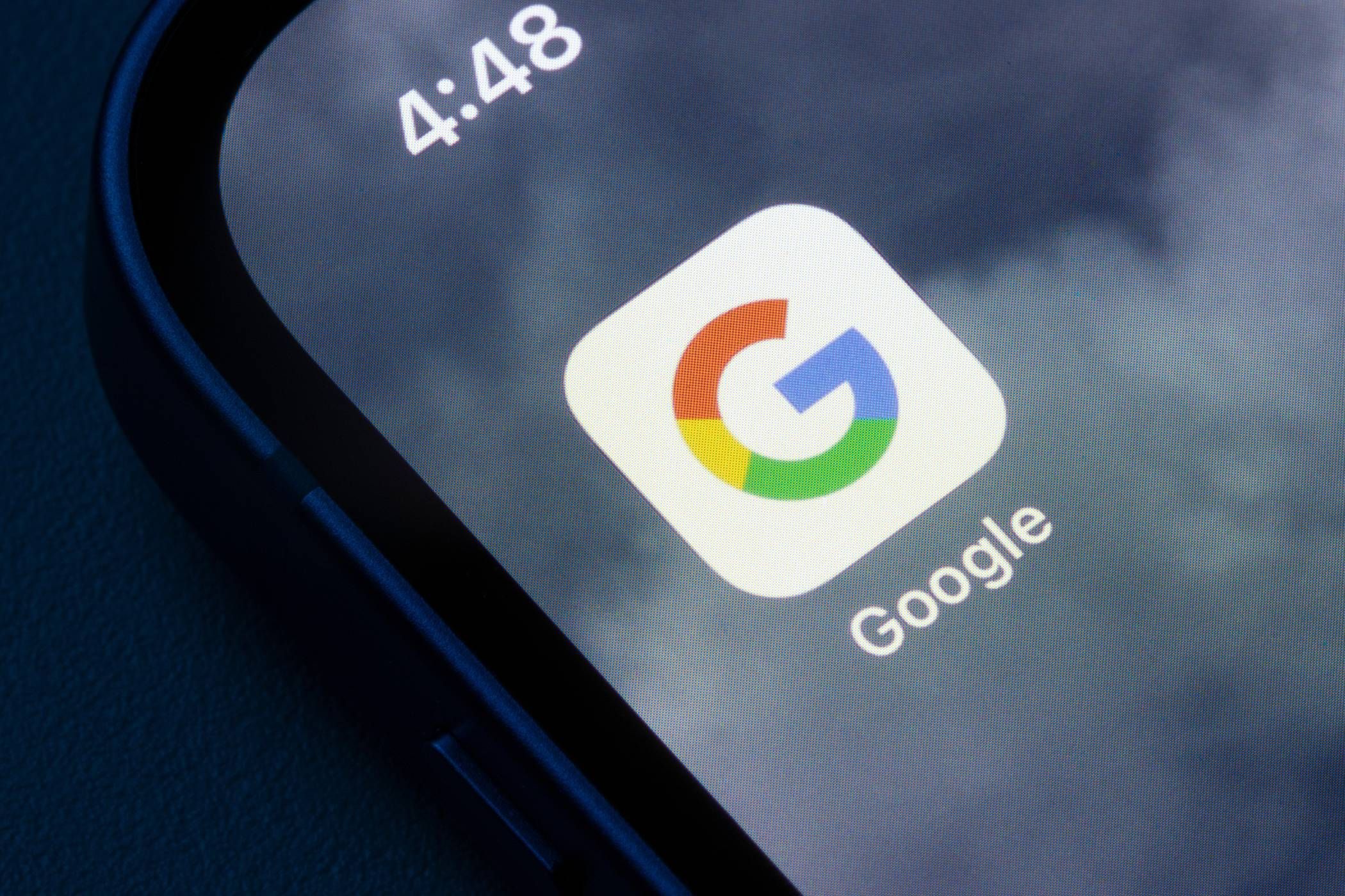 Иконка приложения Google на экране iPhone