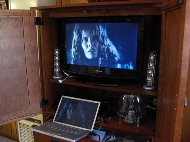 Подключение ноутбука к телевизору через HDMI‑кабель