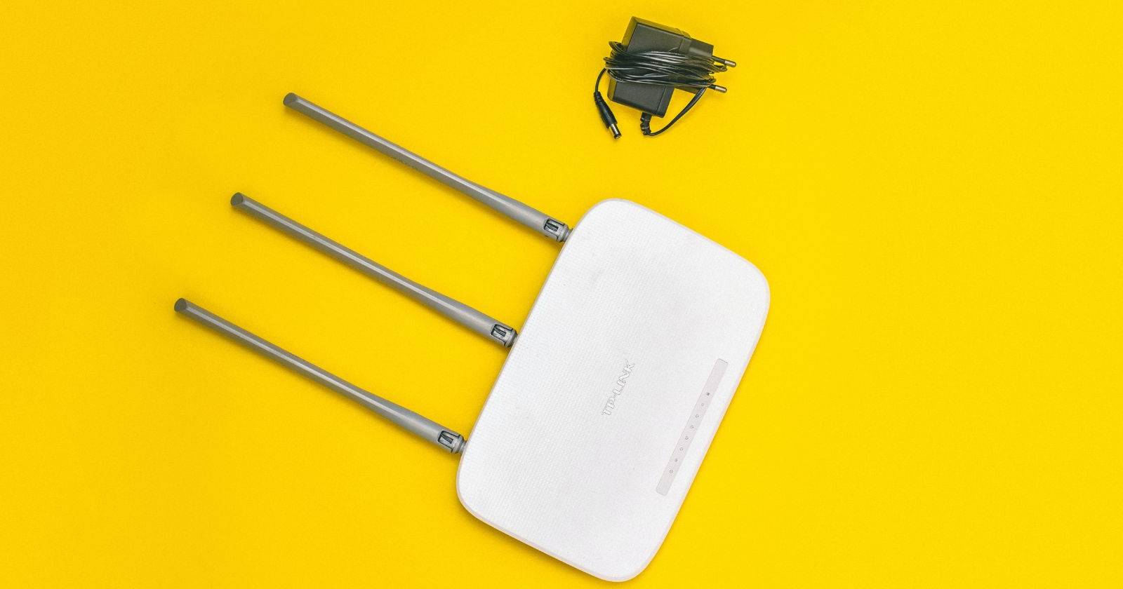 Wi-Fi роутер и блок питания на столе