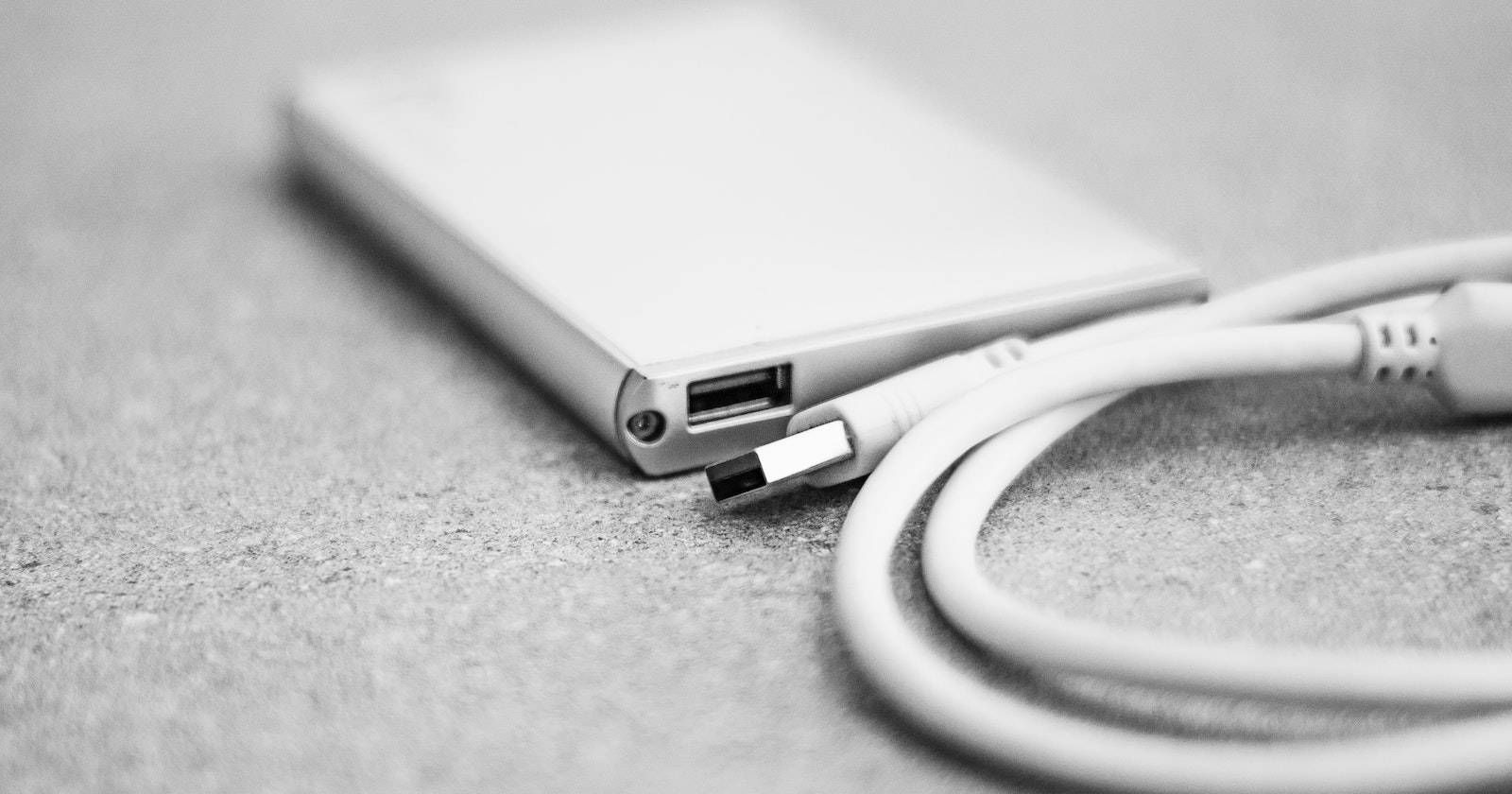 Изображение жесткого диска и USB-кабеля