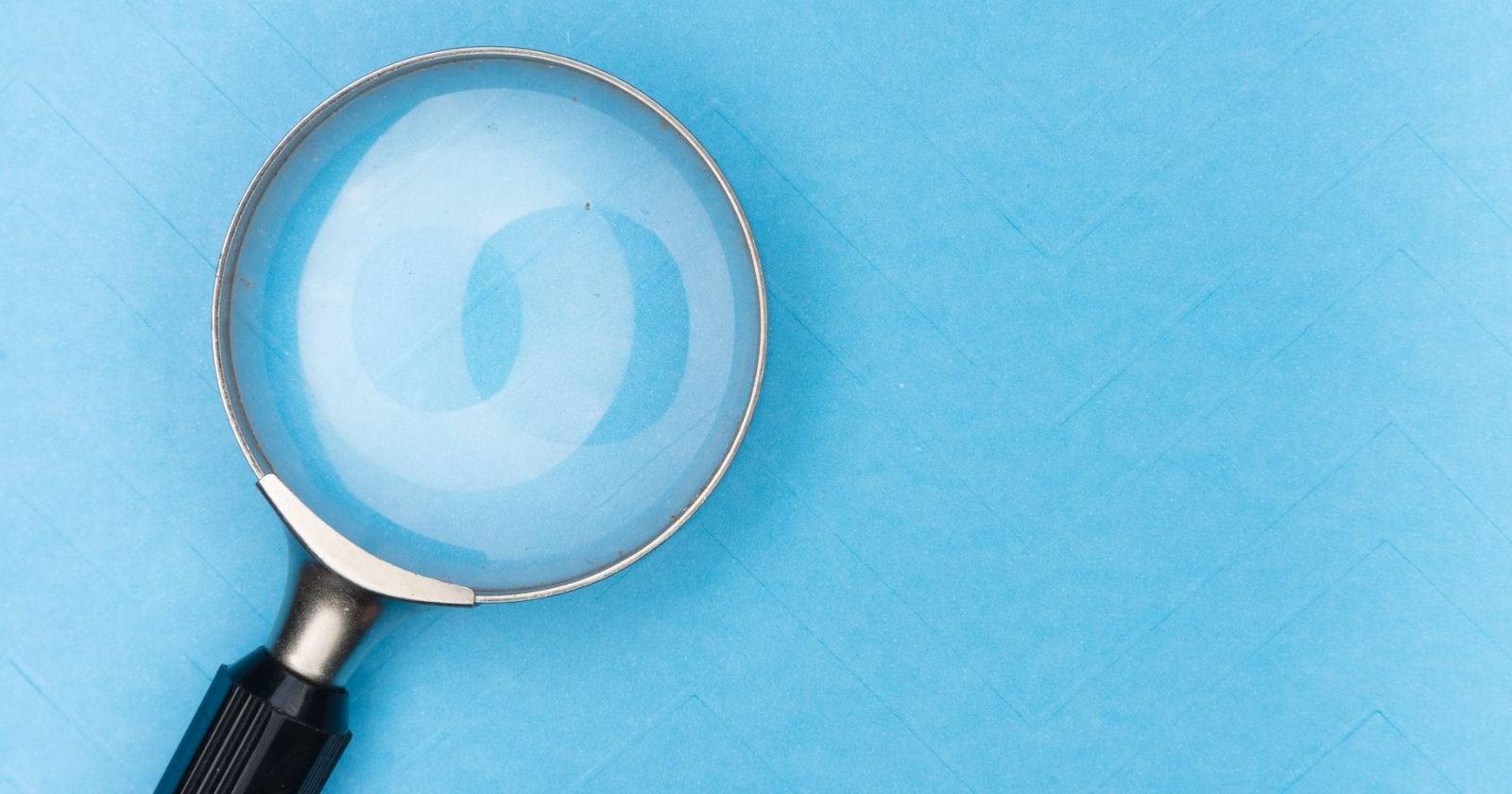 Лупа на синем фоне, символ поиска работы
