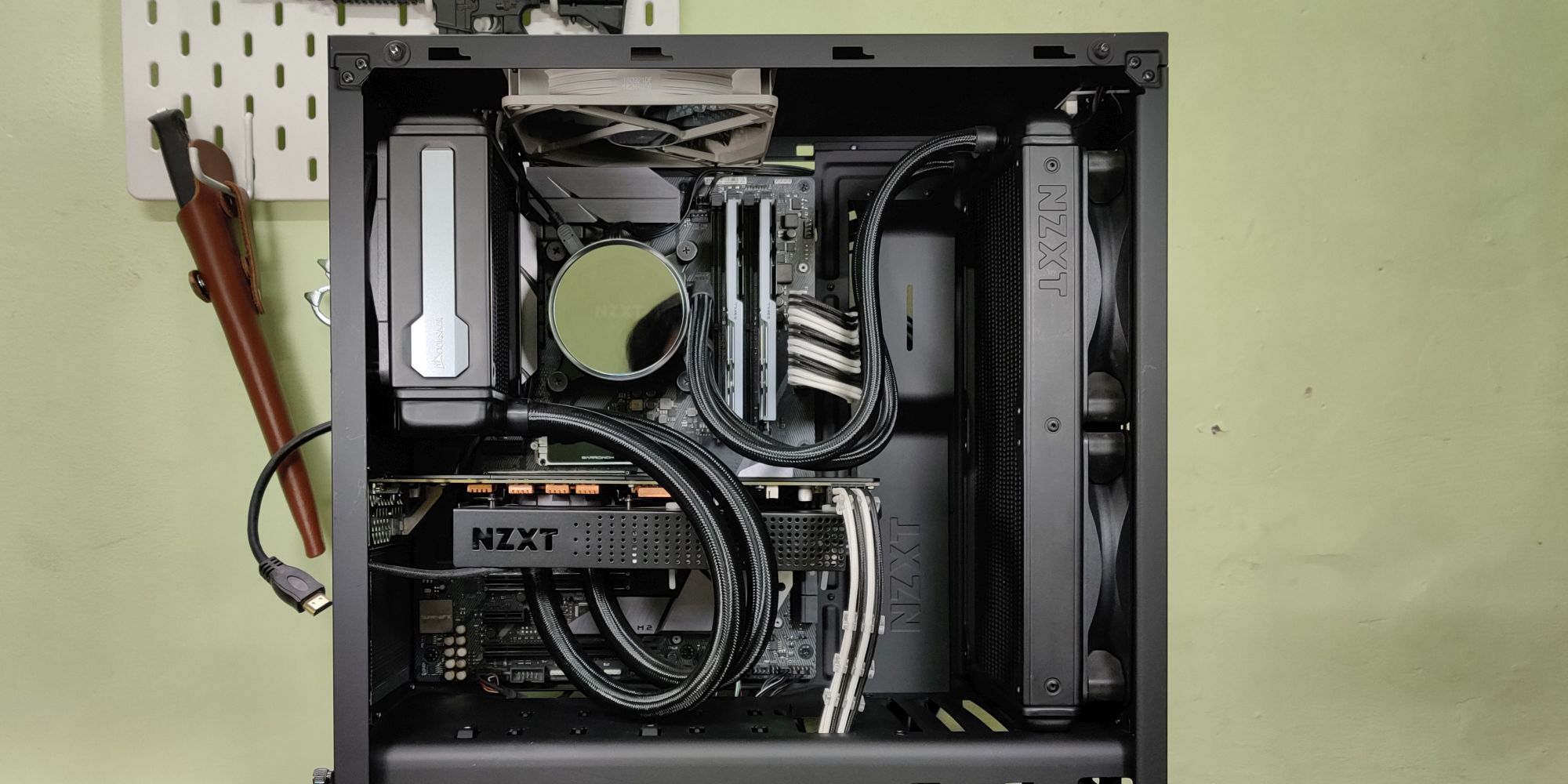 Снятие боковой панели корпуса компьютера