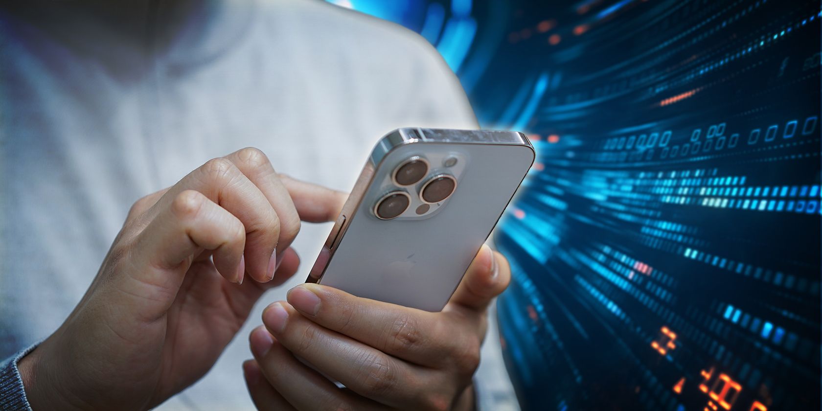 Мужчина держит iPhone на фоне технологического оформления
