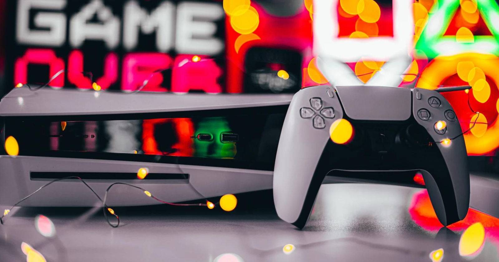 PlayStation 5 в окружении ярких рождественских гирлянд