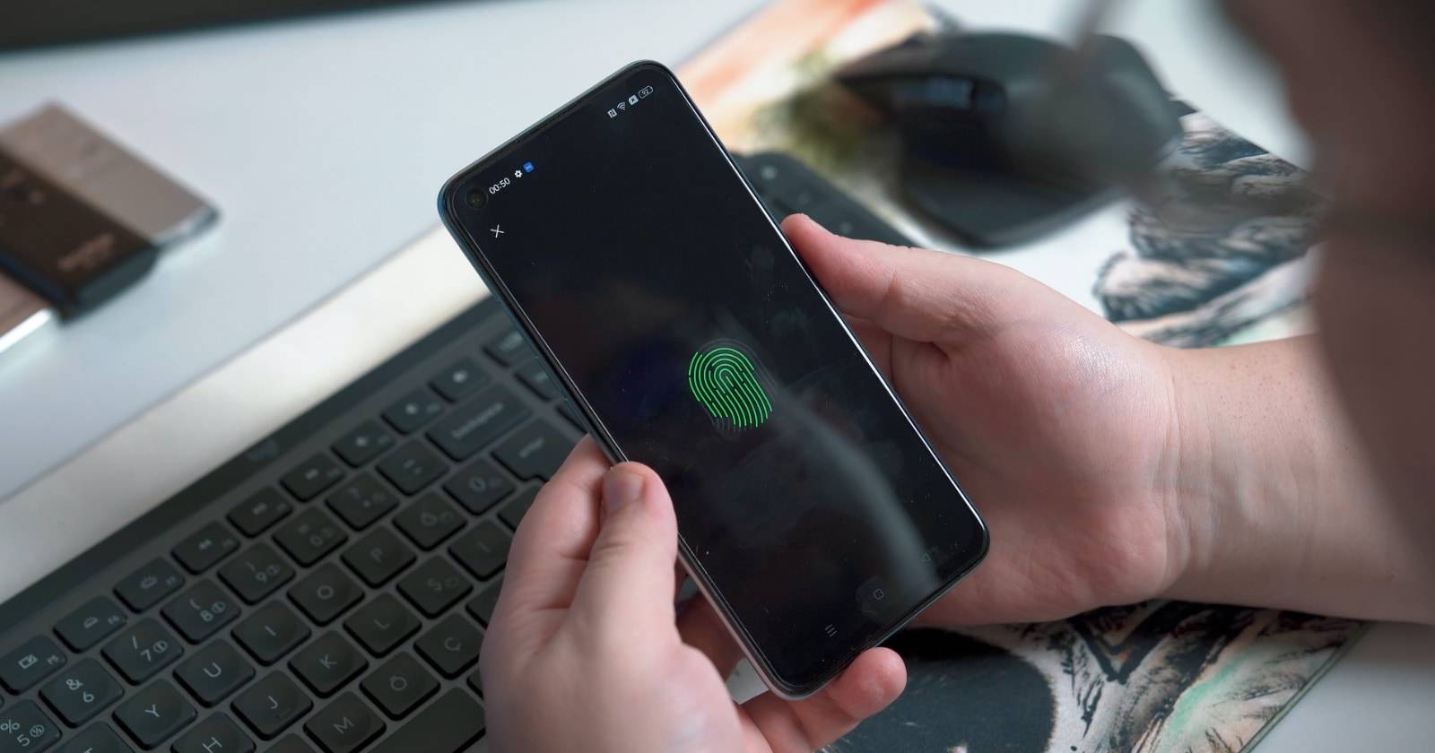 Смартфон с защищённым экраном, символизирующий безопасность Android