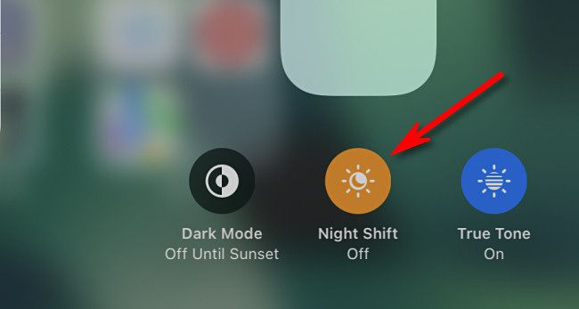 Нажмите «Night Shift» в Пункте управления, чтобы включить Night Shift на iPad.