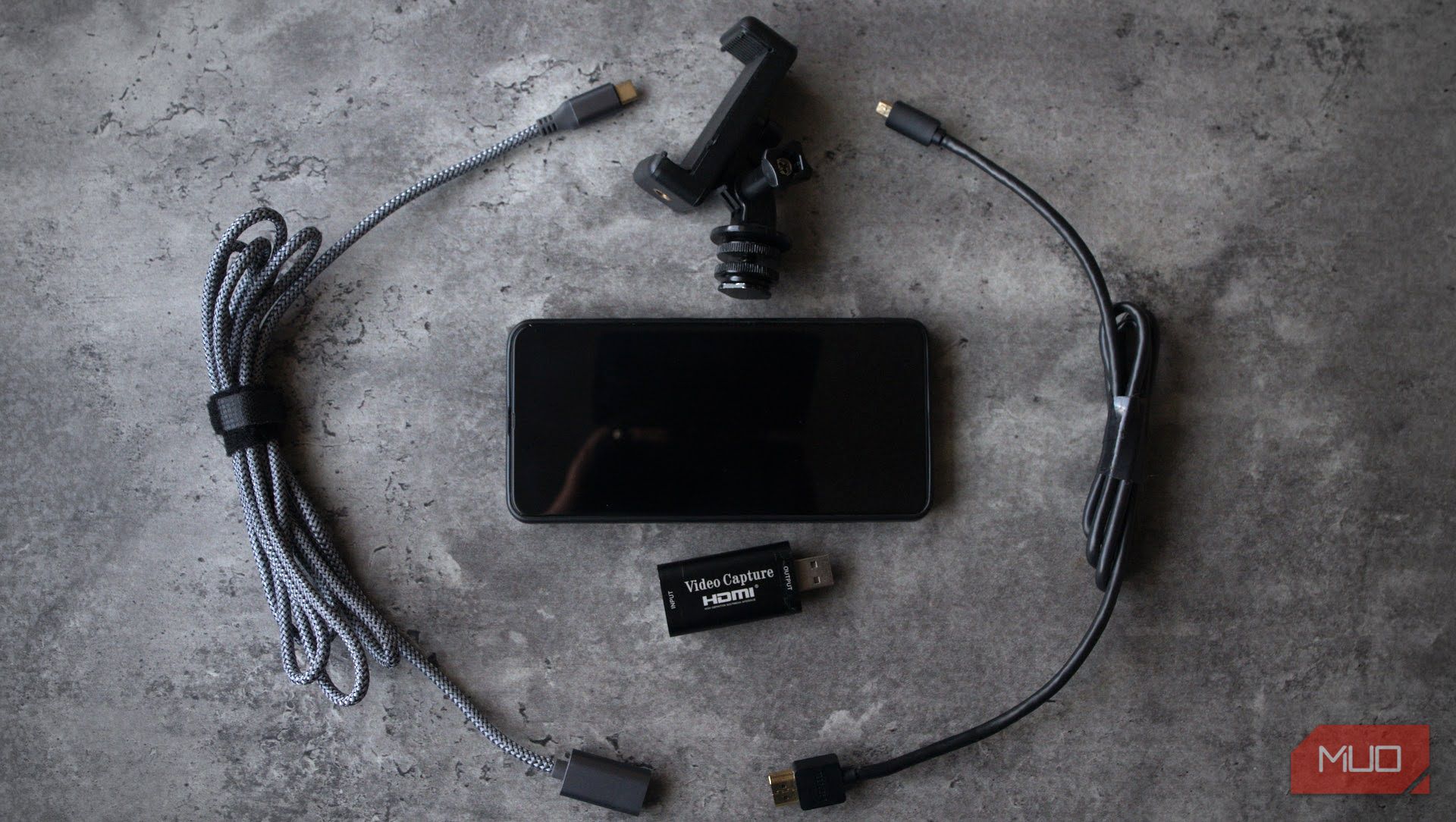 HDMI‑капчер и аксессуары на столе