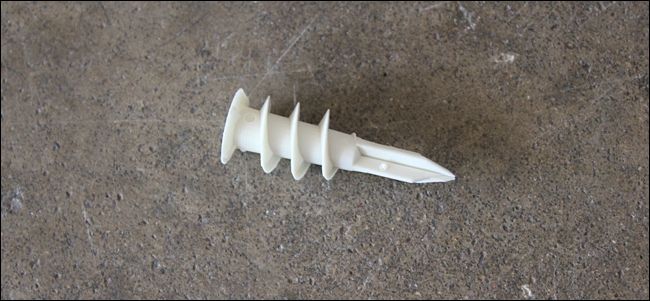 Фото: крупный винтовой анкер с грубой резьбой