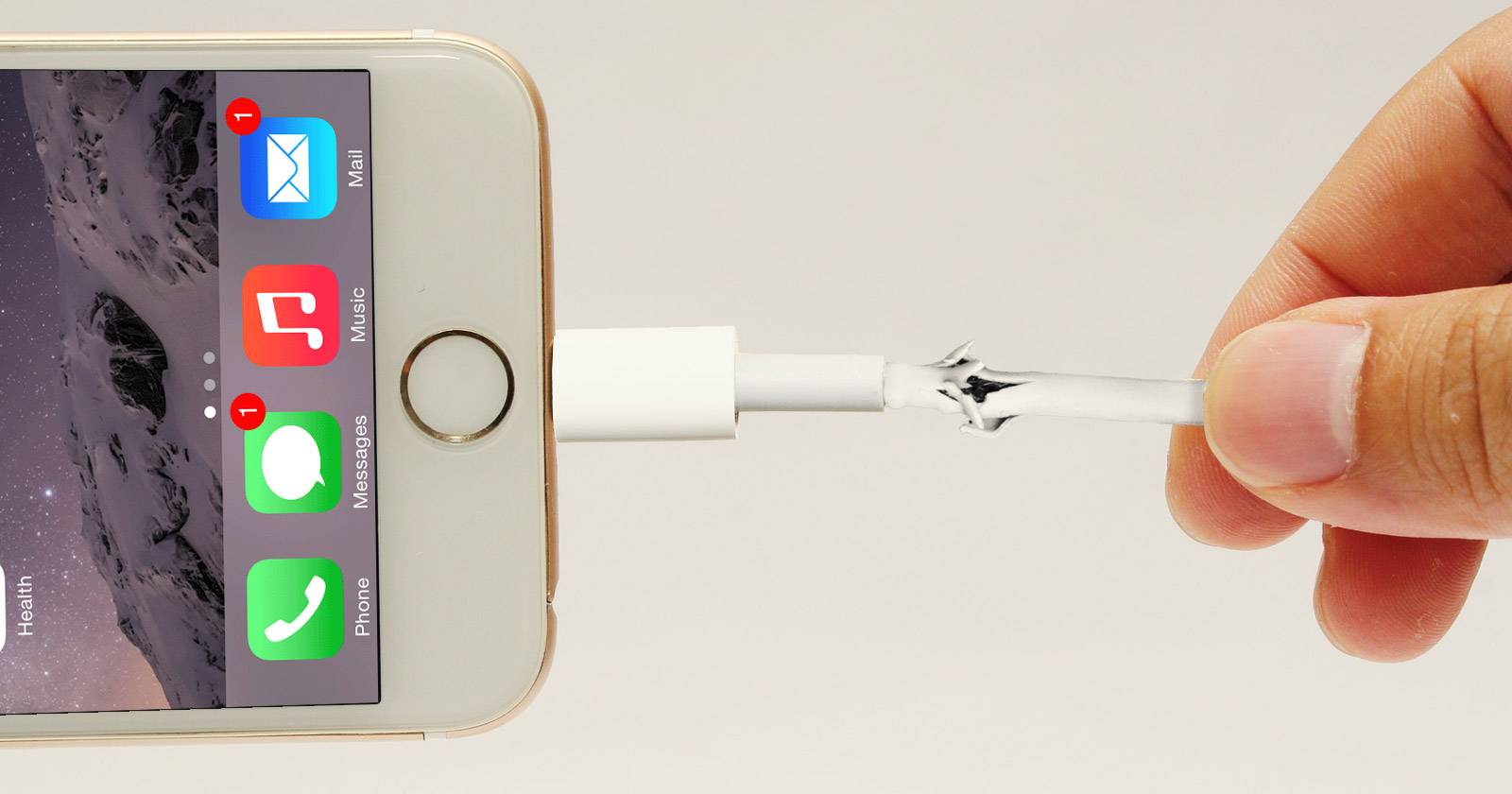 Изношенный разъём Lightning и повреждённый шнур.