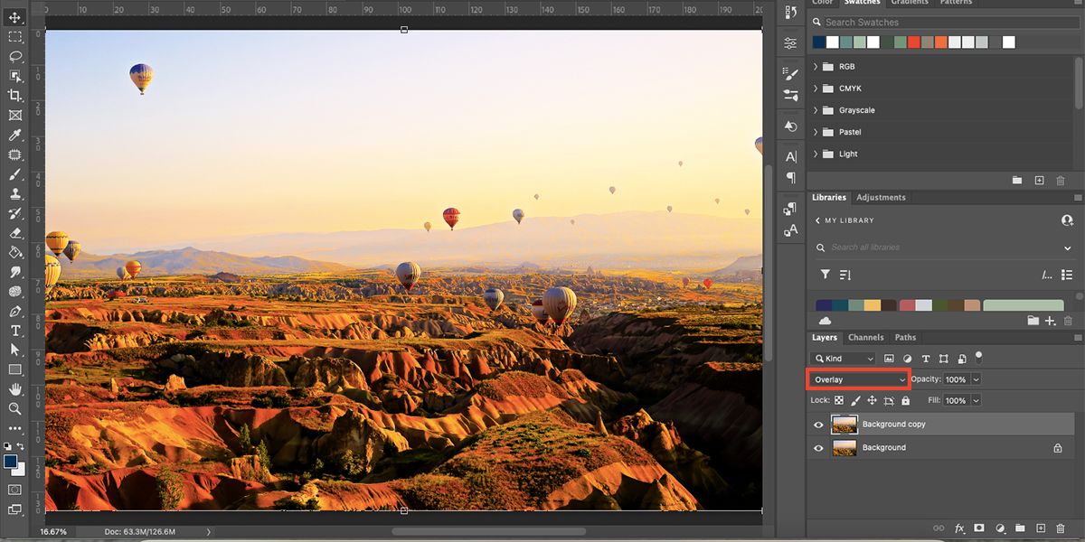 Палитра слоёв Photoshop с активированным режимом наложения Overlay на верхнем слое.