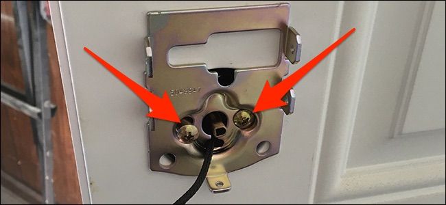 Монтажная пластина зафиксирована болтами