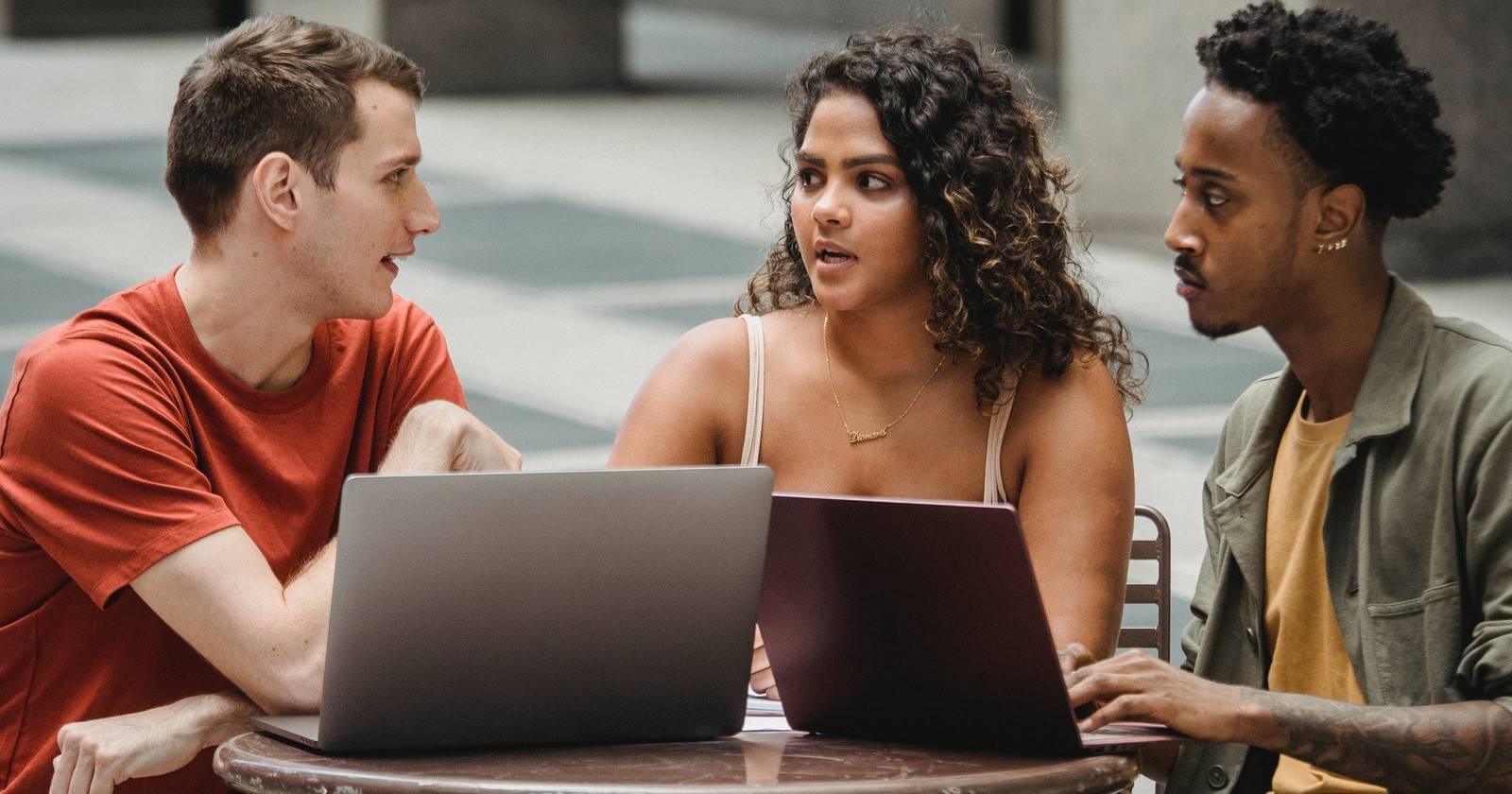 люди разговаривают за ноутбуками, обмениваются файлами по сети