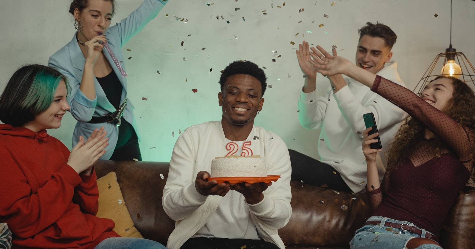 Друзья празднуют день рождения в гостях