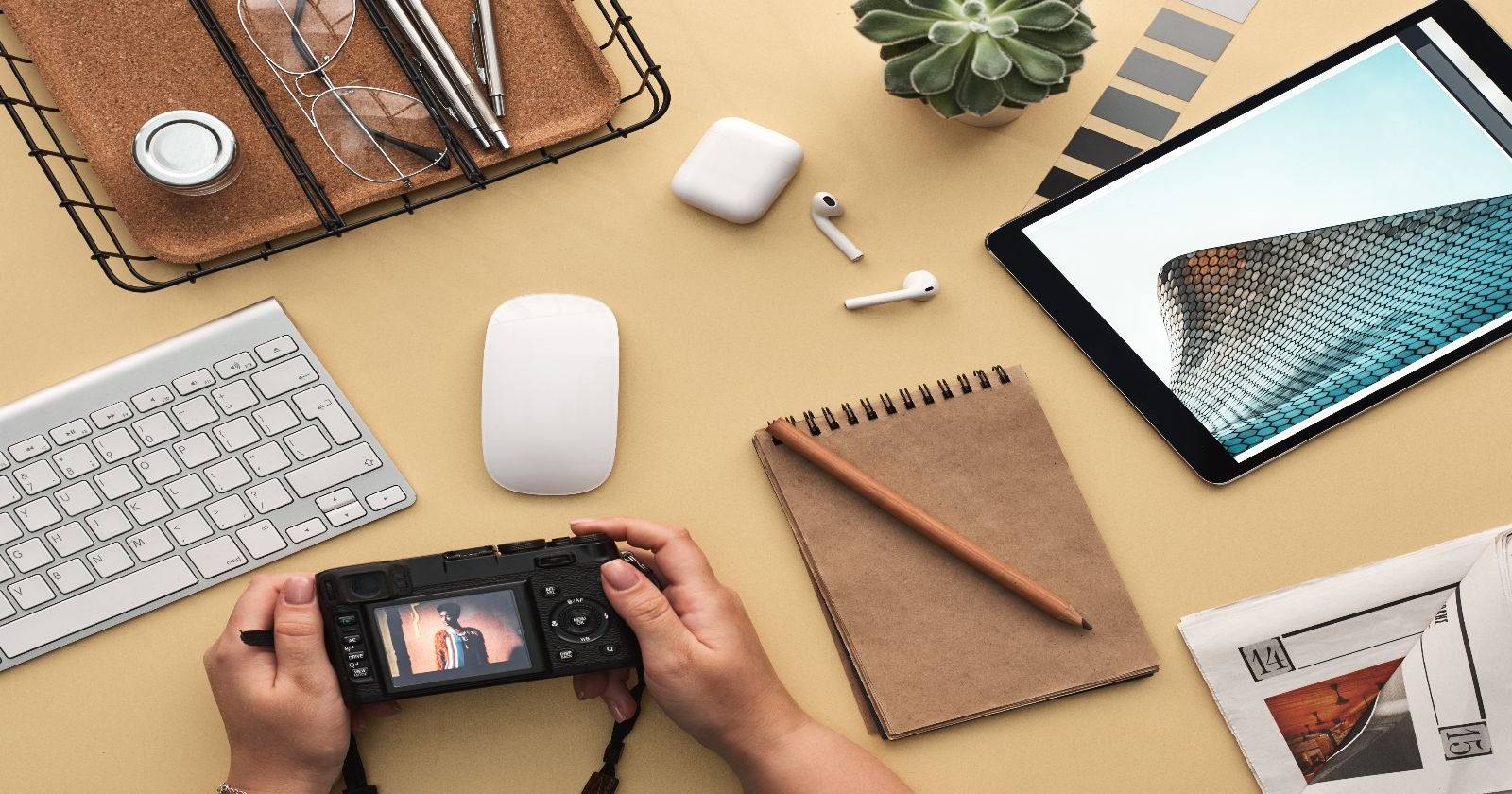 Человек изучает технические навыки на ноутбуке