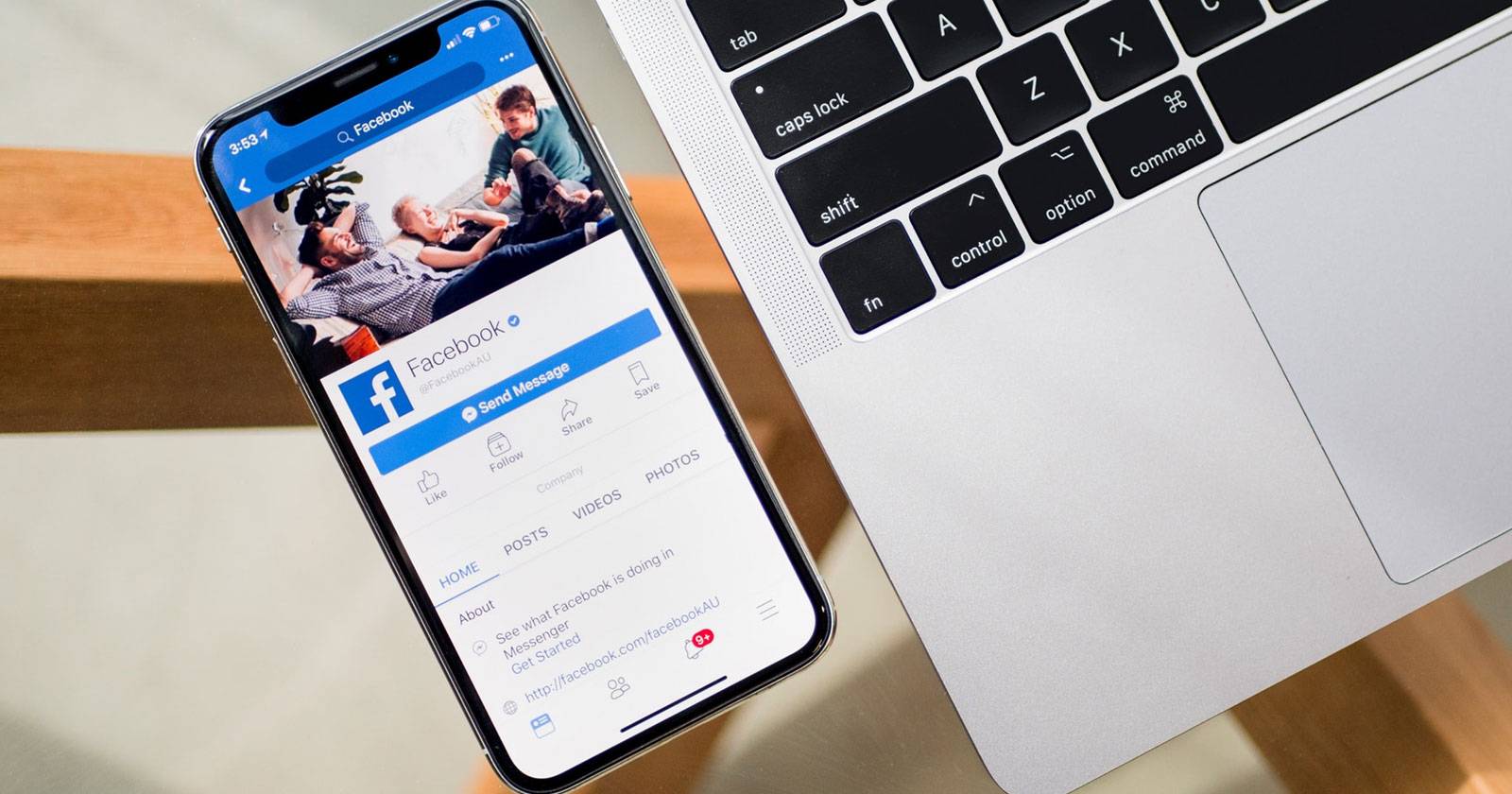 Человек просматривает Facebook Live на экране ноутбука