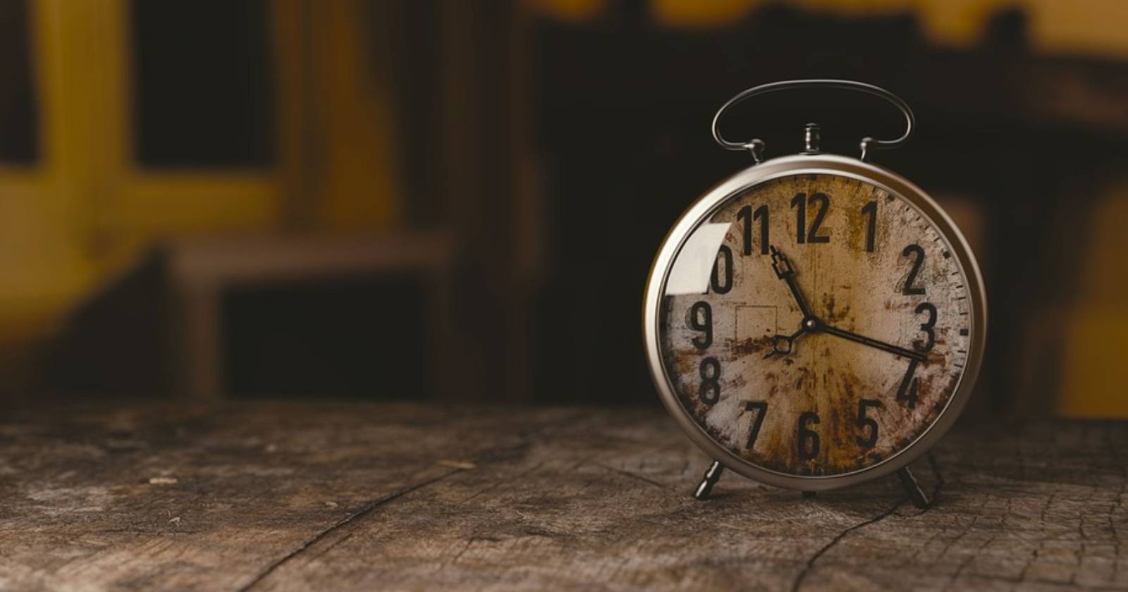 Будильник на деревянном столе