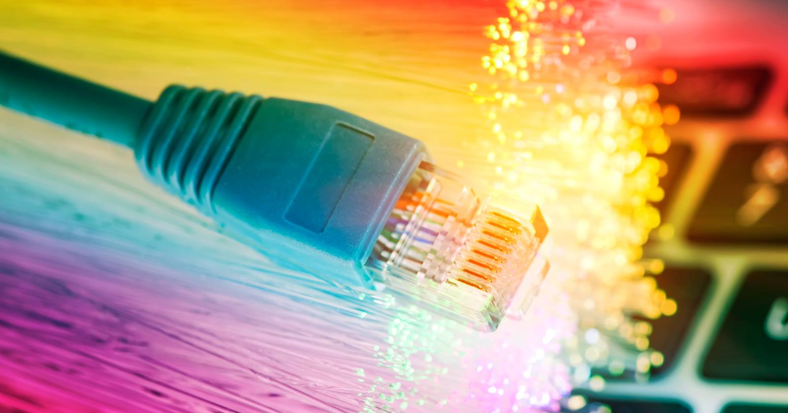 Графика Ethernet-кабеля на фоне клавиш ноутбука