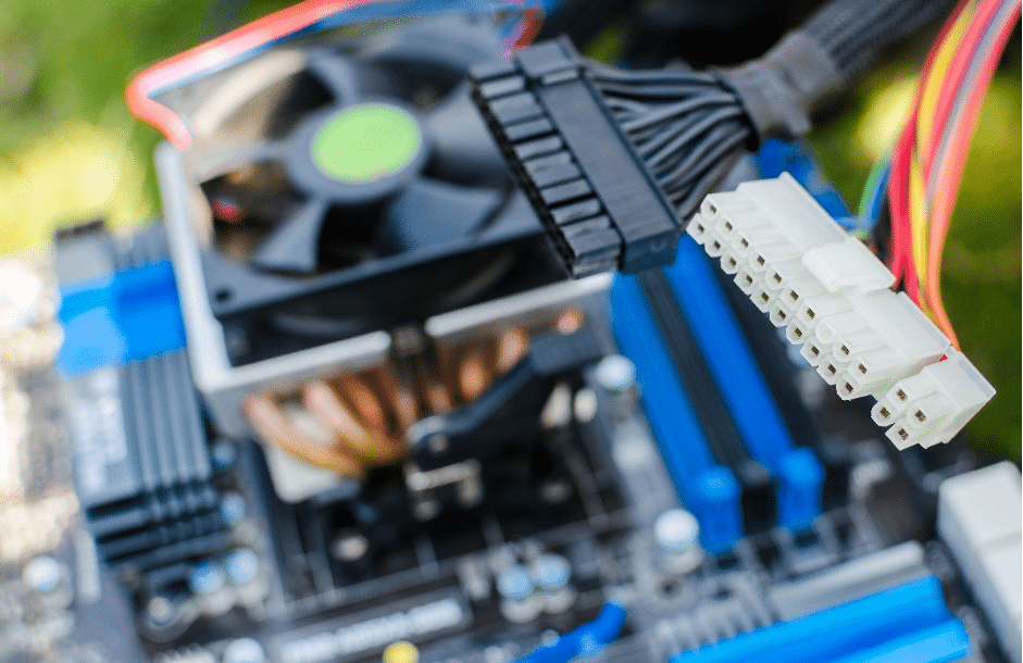 Cabo ATX 24 pinos e cabo EPS 8 pinos sendo conectados na placa-mãe