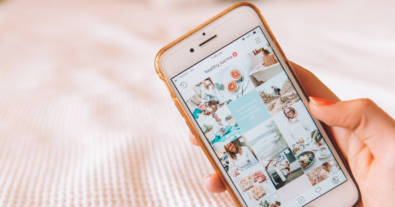 человек держит iPhone с лёгкой эстетикой ленты Instagram