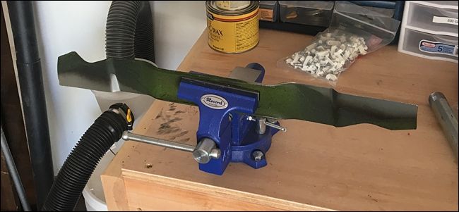 Фиксация ножа в тисках и заточка напильником