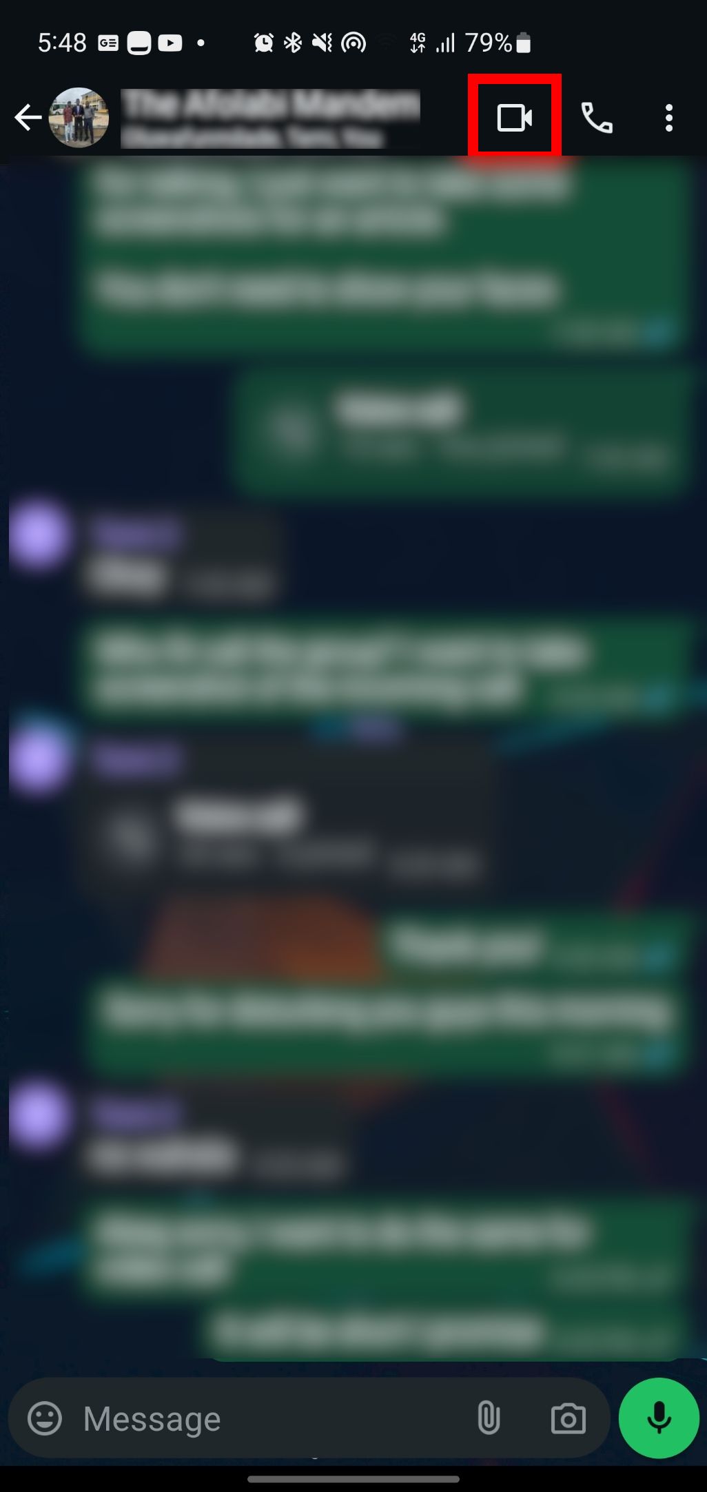 Скриншот значка видеовызова в групповом чате WhatsApp.