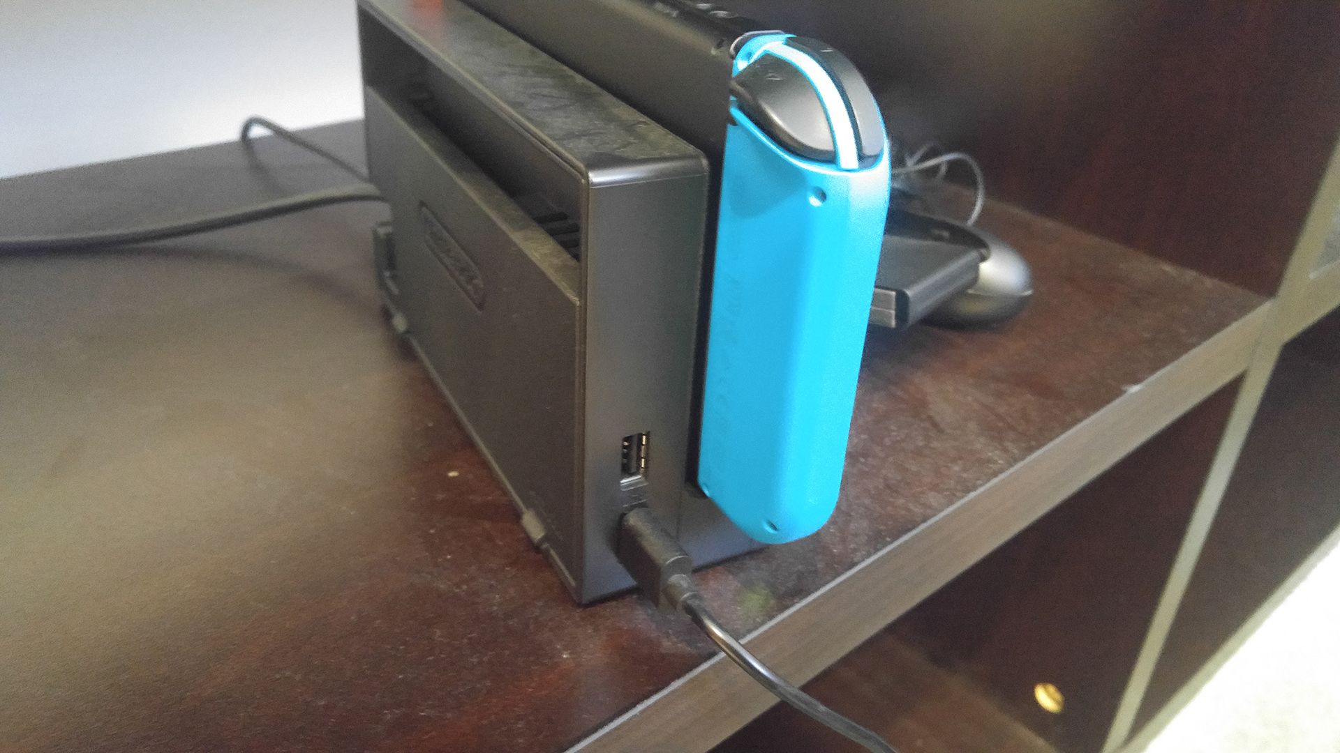 Левая сторона док‑станции Nintendo Switch с двумя портами USB‑A.