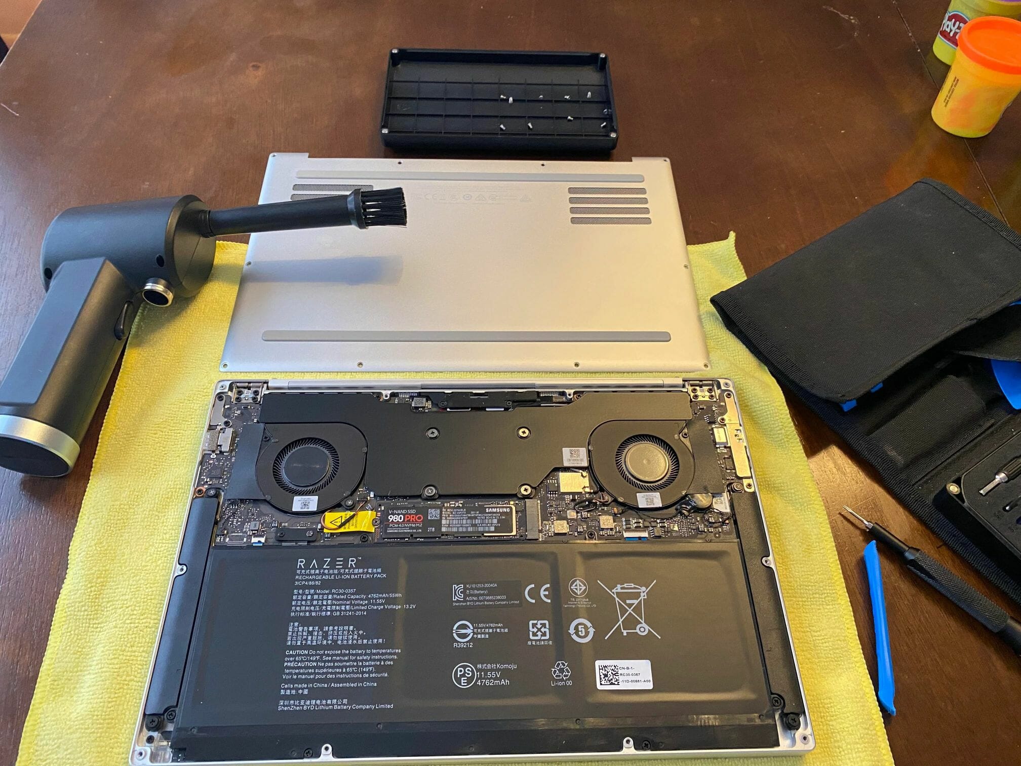 открытый корпус ноутбука Razer Blade 13