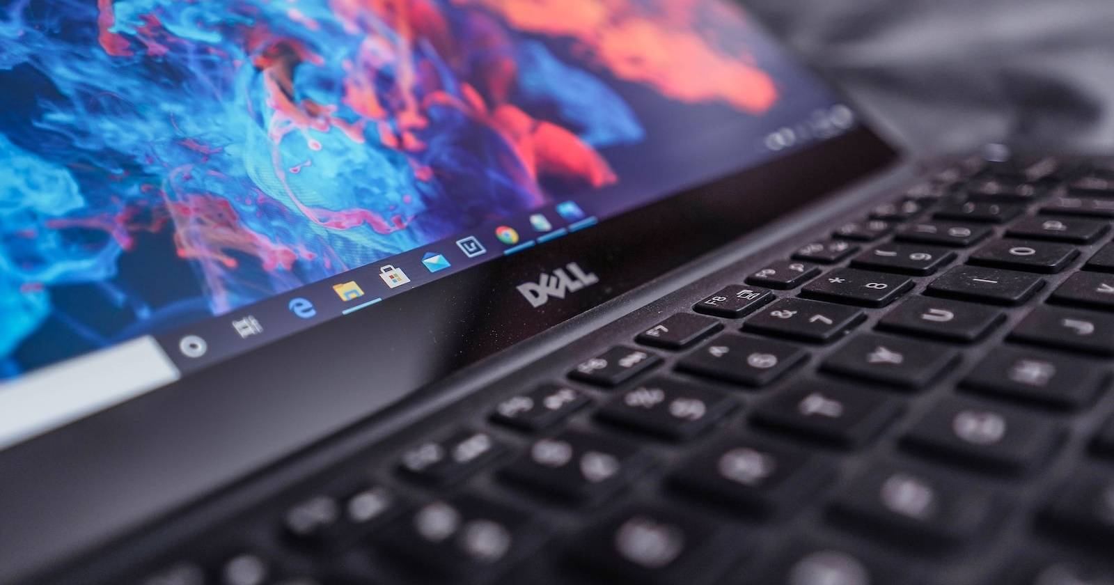 Панель задач Windows с приложениями на ноутбуке