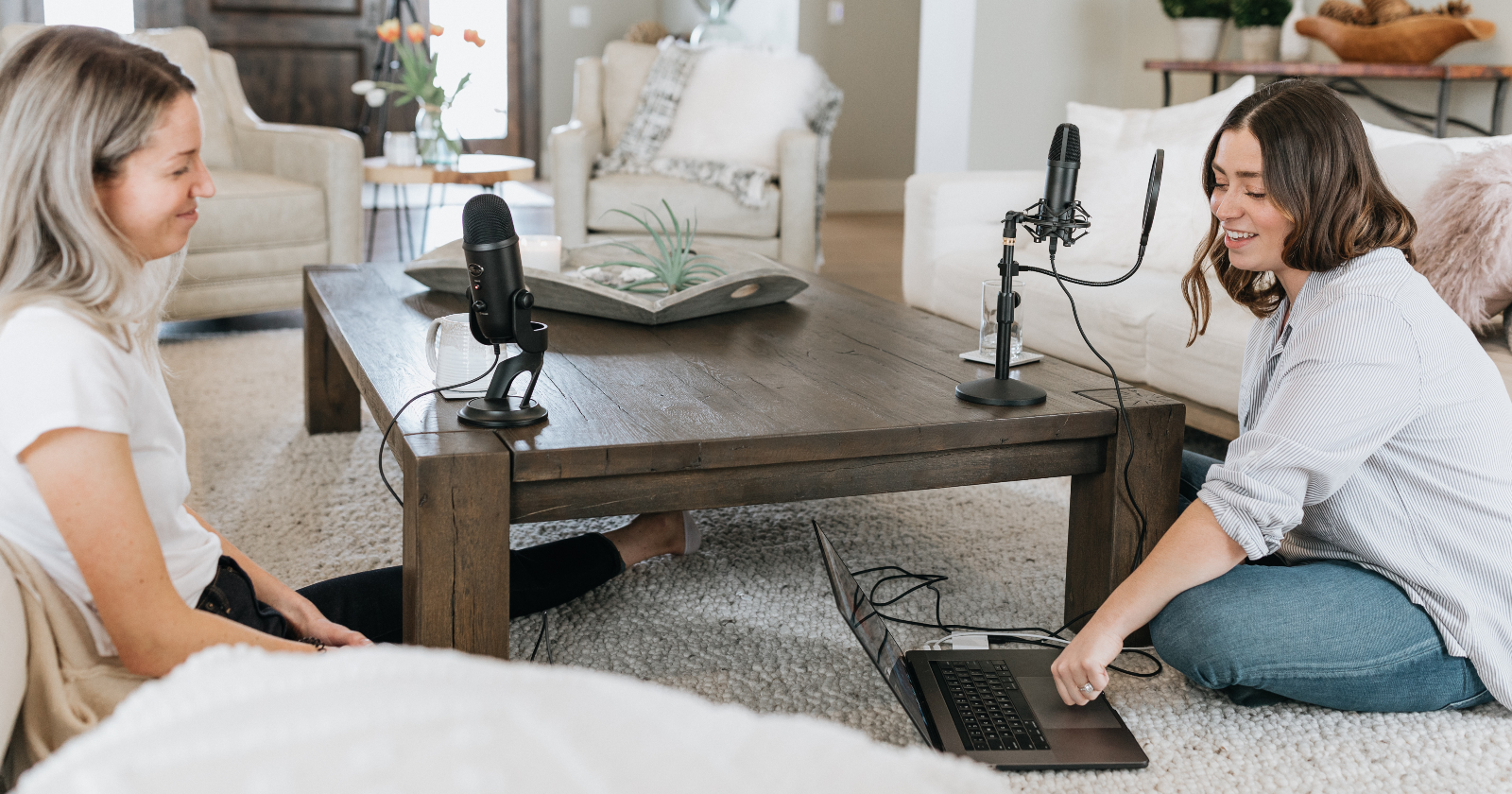 Двое записывают подкаст в студии