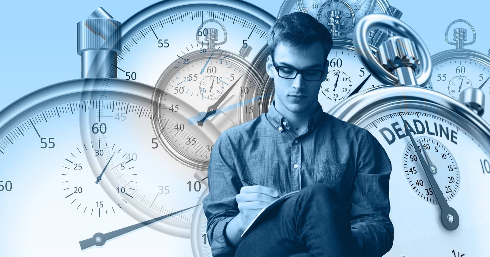 Мужчина делает пометки на фоне нескольких секундомеров