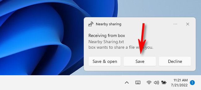 На принимающем ПК — уведомление о входящем файле Nearby Sharing и кнопка Сохранить