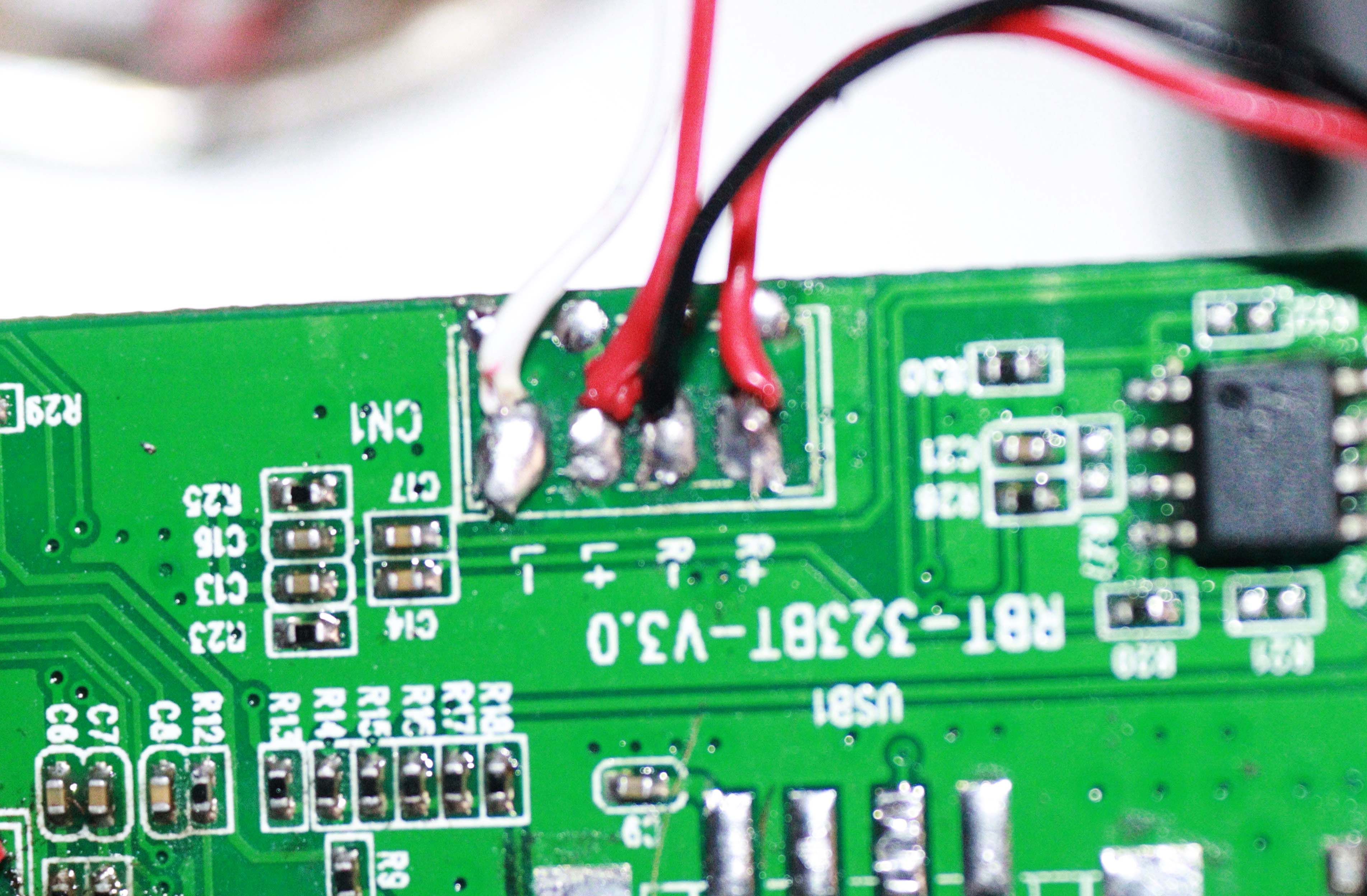 Провода, подключённые к плате усилителя