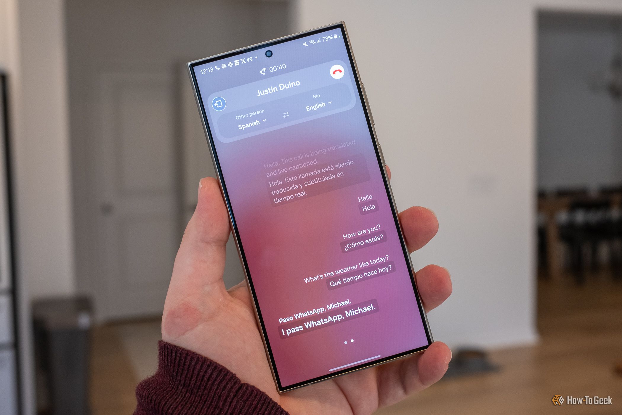 Человек использует функцию перевода голоса в реальном времени во время звонка на смартфоне