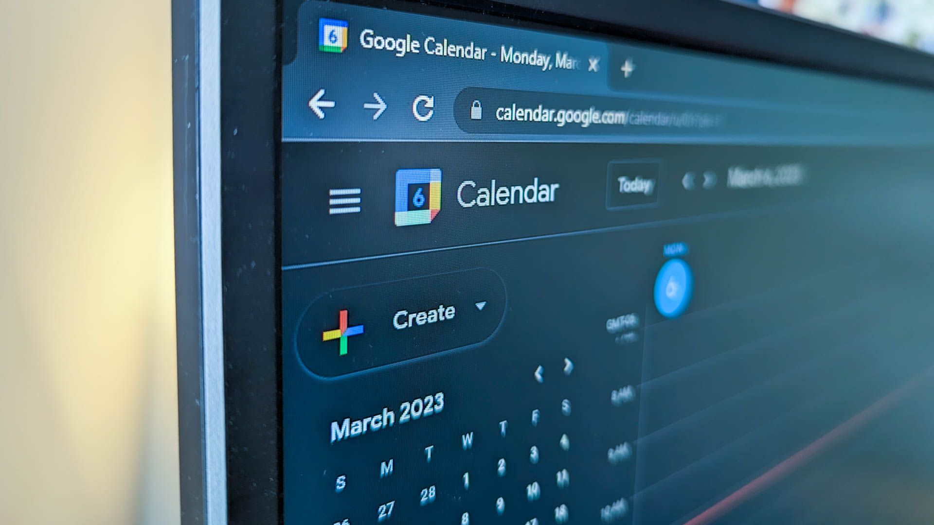 Добавьте рейсы и отели в Google Календарь