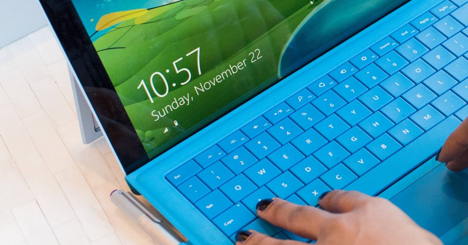 Женщина за компьютером с Windows, выполняющая восстановление системы